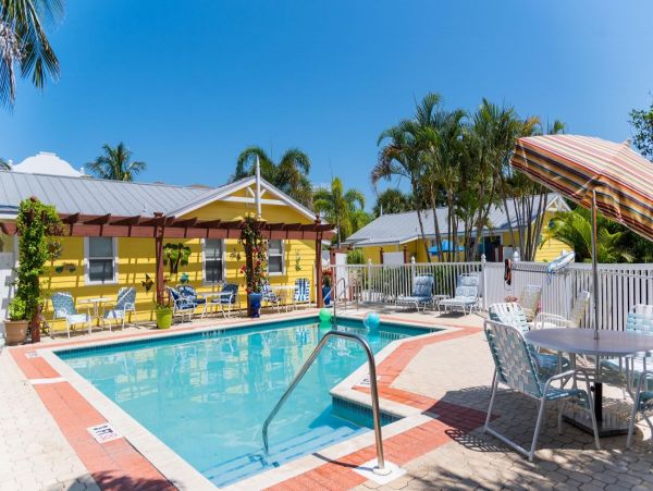 Beautiful Cottage Three Houses Back From Beach in Anna Maria