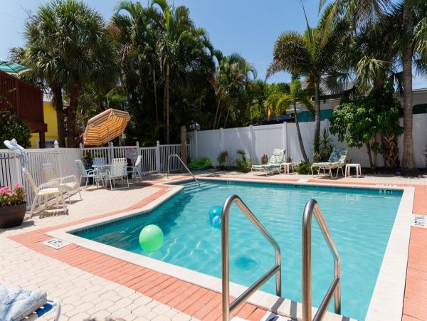 Two Bedroom Vacation Cottage in Anna Maria Close to Beach