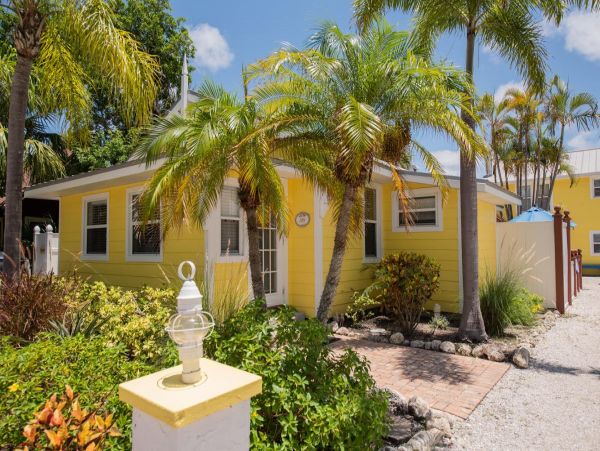 Two Bedroom Vacation Cottage in Anna Maria Close to Beach