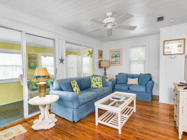 Two Bedroom Vacation Cottage in Anna Maria Close to Beach