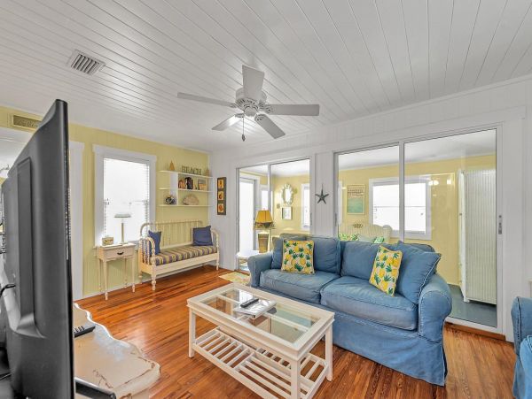 Two Bedroom Vacation Cottage in Anna Maria Close to Beach