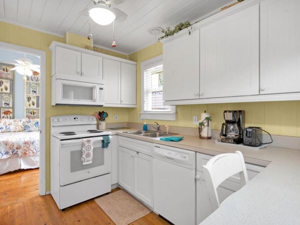 Two Bedroom Vacation Cottage in Anna Maria Close to Beach