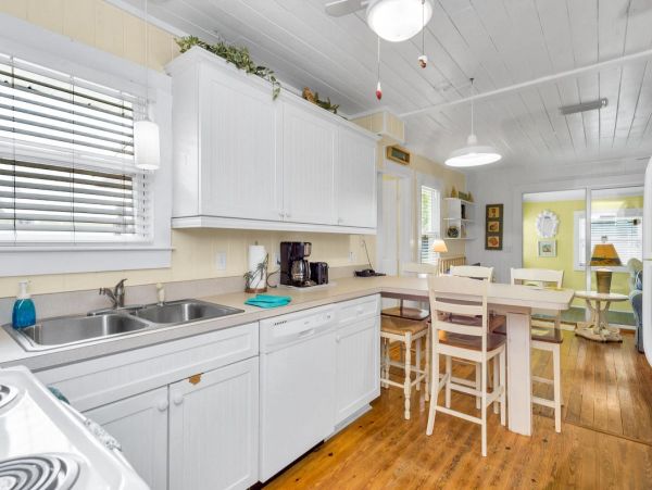 Two Bedroom Vacation Cottage in Anna Maria Close to Beach