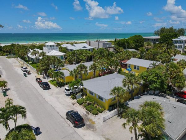 Anna Maria Walk to Beach Two Bedroom Vacation Condo