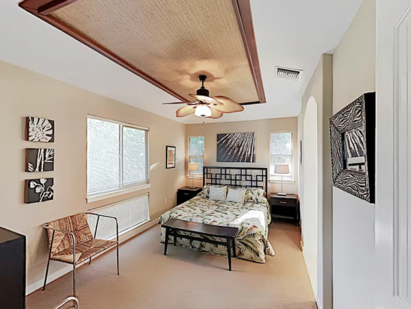 3BR/2BR Top Floor Villa with Outdoor Kitchen Walk to Beach