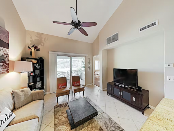 3BR/2BR Top Floor Villa with Outdoor Kitchen Walk to Beach