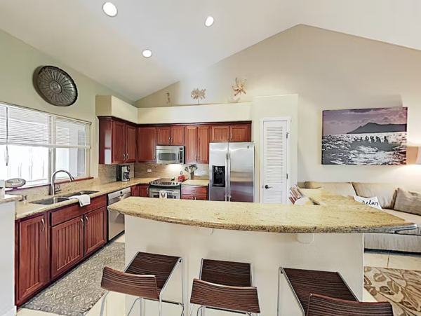 3BR/2BR Top Floor Villa with Outdoor Kitchen Walk to Beach