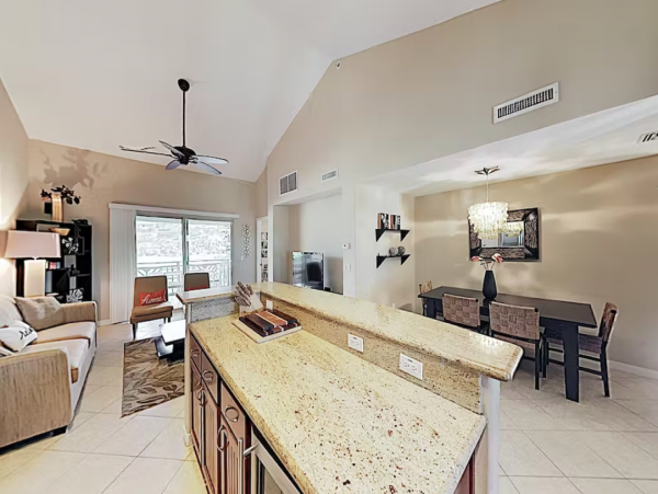 3BR/2BR Top Floor Villa with Outdoor Kitchen Walk to Beach