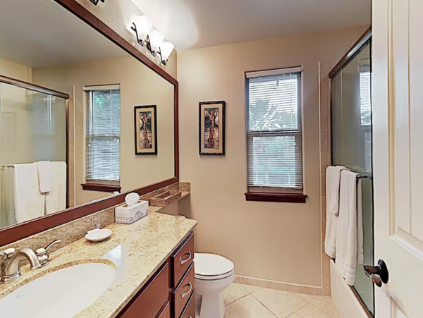 3BR/2BR Top Floor Villa with Outdoor Kitchen Walk to Beach