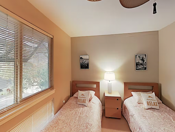 3BR/2BR Top Floor Villa with Outdoor Kitchen Walk to Beach