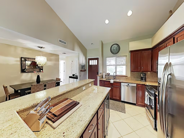 3BR/2BR Top Floor Villa with Outdoor Kitchen Walk to Beach