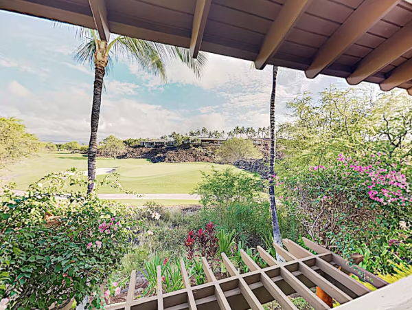 3BR/2BR Top Floor Villa with Outdoor Kitchen Walk to Beach