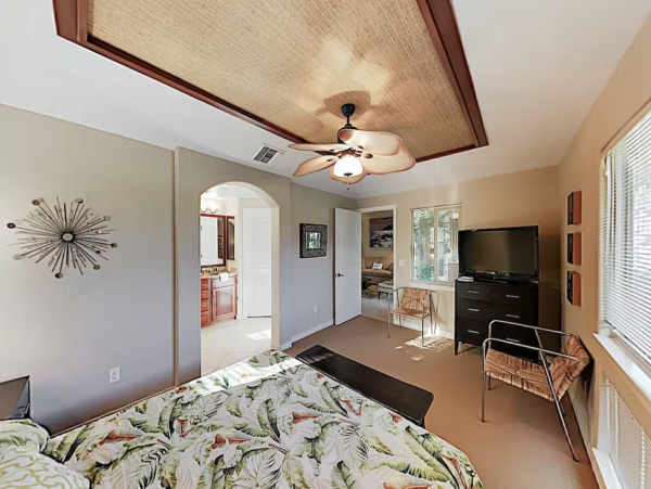 3BR/2BR Top Floor Villa with Outdoor Kitchen Walk to Beach