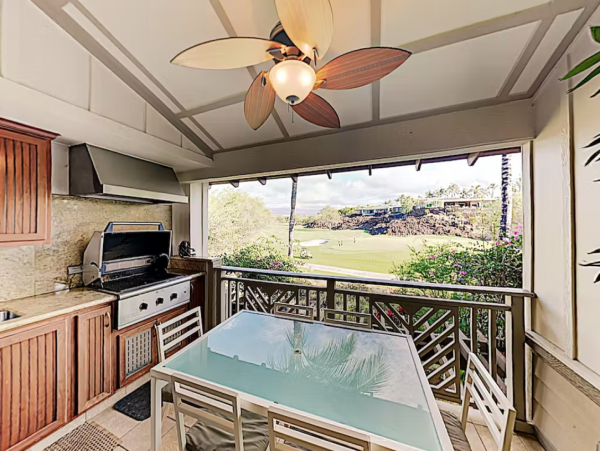 3BR/2BR Top Floor Villa with Outdoor Kitchen Walk to Beach