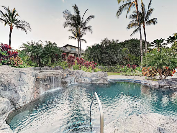 3BR/2BR Top Floor Villa with Outdoor Kitchen Walk to Beach