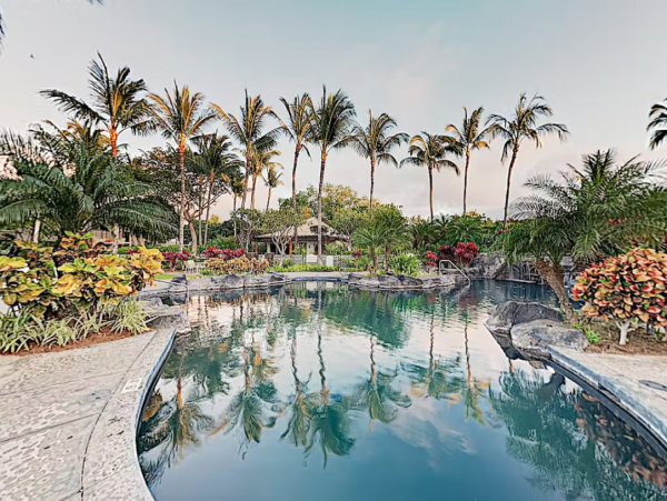 3BR/2BR Top Floor Villa with Outdoor Kitchen Walk to Beach
