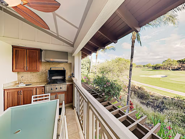 3BR/2BR Top Floor Villa with Outdoor Kitchen Walk to Beach