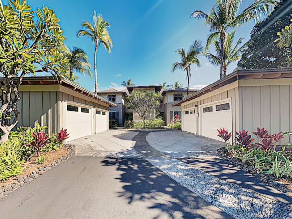 3BR/2BR Top Floor Villa with Outdoor Kitchen Walk to Beach