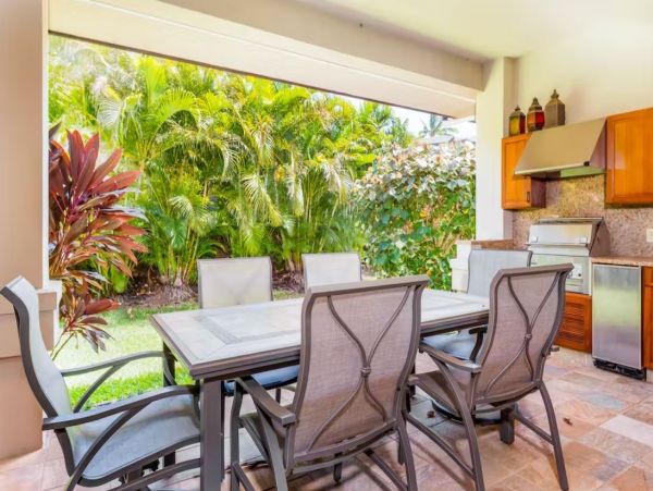 3 Bedroom Vacation Rental in Waimea with Communal Pool