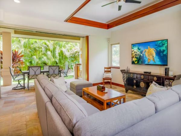 3 Bedroom Vacation Rental in Waimea with Communal Pool
