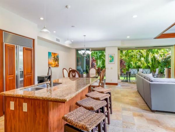 3 Bedroom Vacation Rental in Waimea with Communal Pool