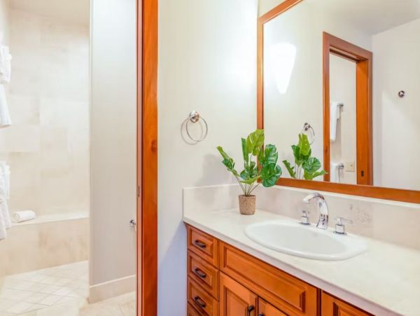 3 Bedroom Vacation Rental in Waimea with Communal Pool