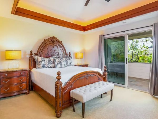 3 Bedroom Vacation Rental in Waimea with Communal Pool