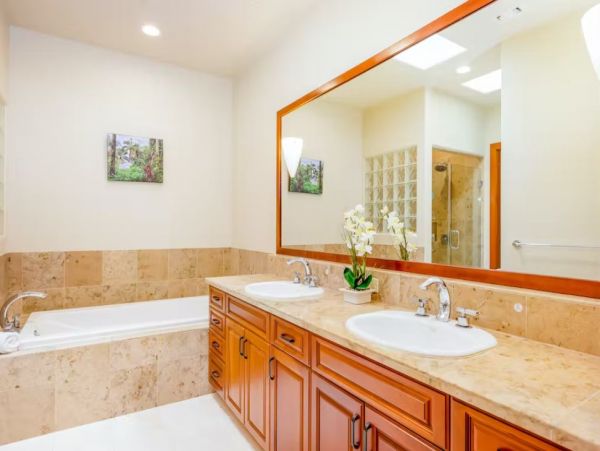 3 Bedroom Vacation Rental in Waimea with Communal Pool