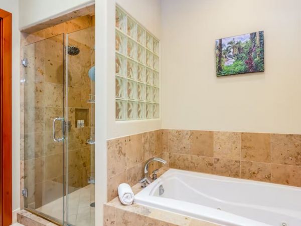 3 Bedroom Vacation Rental in Waimea with Communal Pool