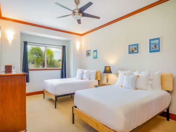 3 Bedroom Vacation Rental in Waimea with Communal Pool