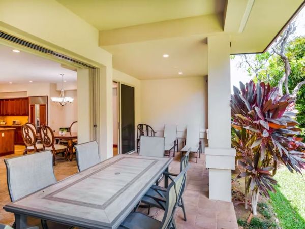 3 Bedroom Vacation Rental in Waimea with Communal Pool