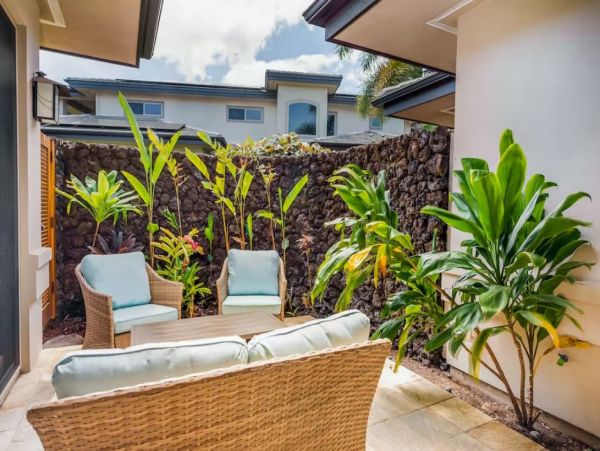 3 Bedroom Vacation Rental in Waimea with Communal Pool