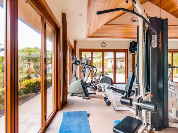 3 Bedroom Vacation Rental in Waimea with Communal Pool