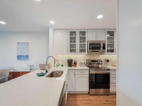 2 Bedroom Luxury Vacation Condo in Holmes Beach with Dock