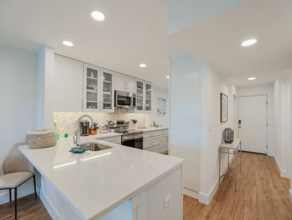 2 Bedroom Luxury Vacation Condo in Holmes Beach with Dock