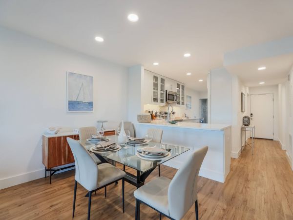 2 Bedroom Luxury Vacation Condo in Holmes Beach with Dock