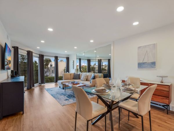 2 Bedroom Luxury Vacation Condo in Holmes Beach with Dock