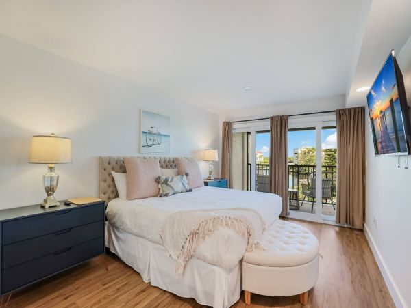 2 Bedroom Luxury Vacation Condo in Holmes Beach with Dock