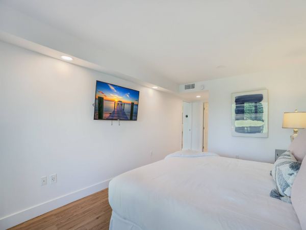 2 Bedroom Luxury Vacation Condo in Holmes Beach with Dock