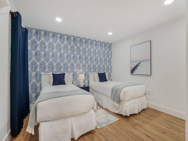 2 Bedroom Luxury Vacation Condo in Holmes Beach with Dock