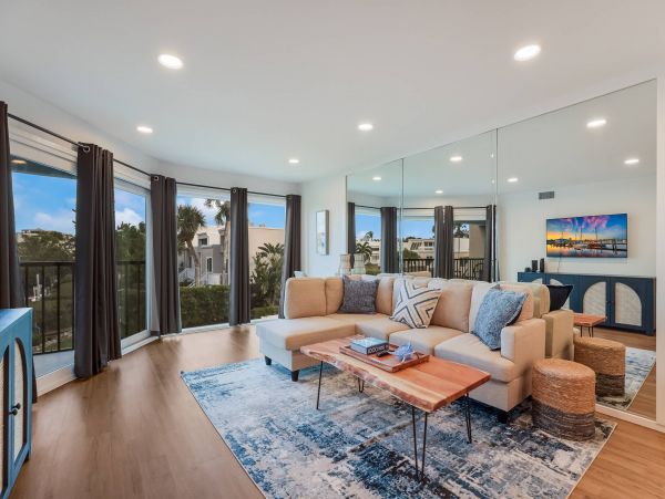 2 Bedroom Luxury Vacation Condo in Holmes Beach with Dock