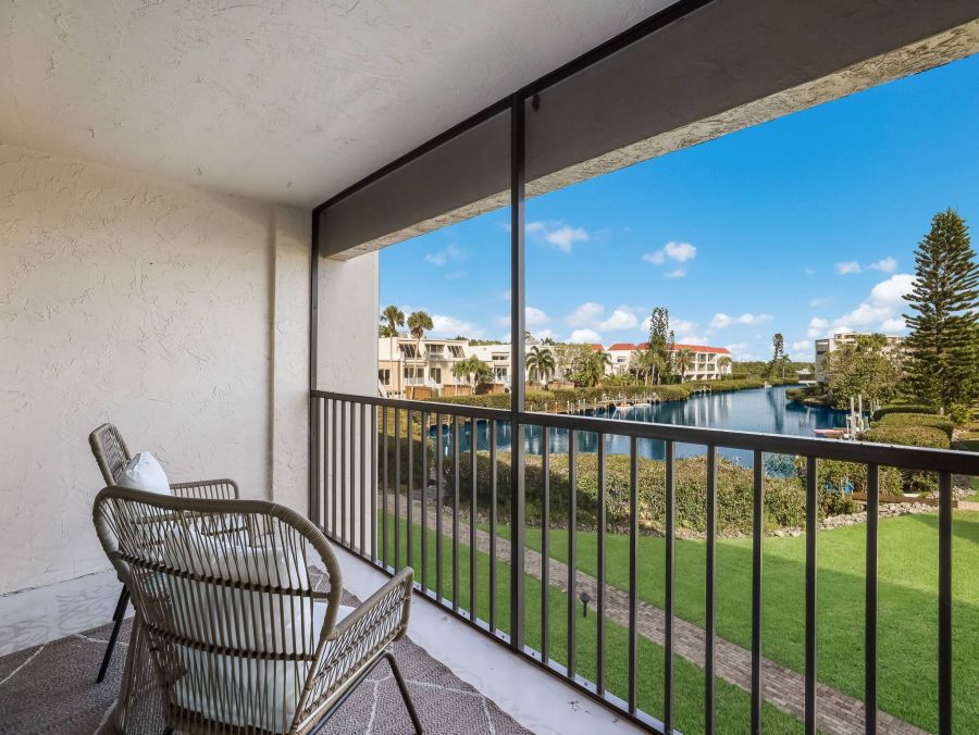 2 Bedroom Luxury Vacation Condo in Holmes Beach with Dock