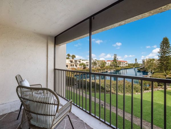 2 Bedroom Luxury Vacation Condo in Holmes Beach with Dock