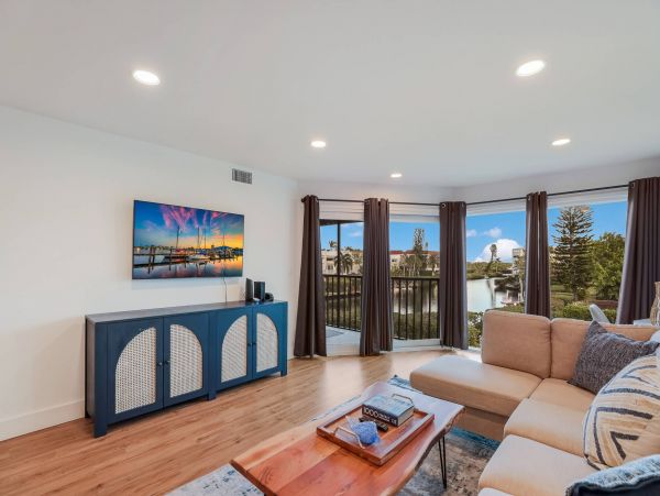 2 Bedroom Luxury Vacation Condo in Holmes Beach with Dock