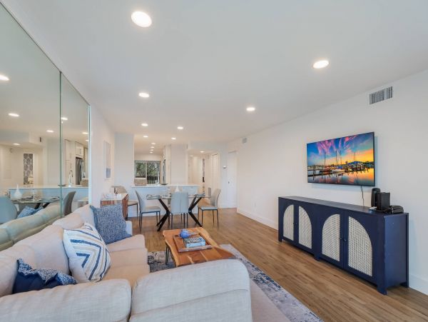 2 Bedroom Luxury Vacation Condo in Holmes Beach with Dock