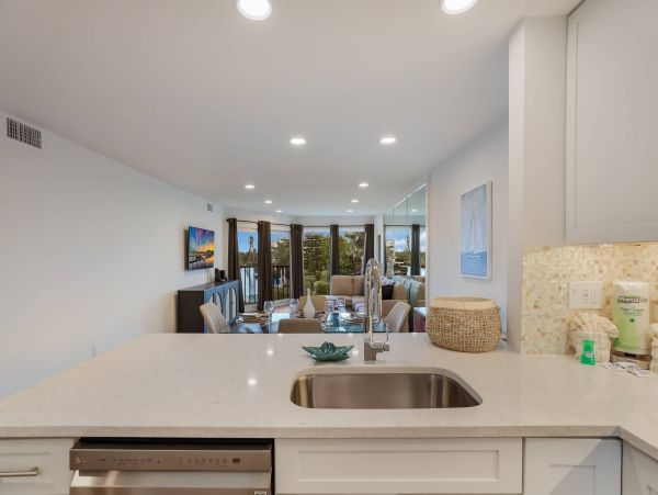 2 Bedroom Luxury Vacation Condo in Holmes Beach with Dock