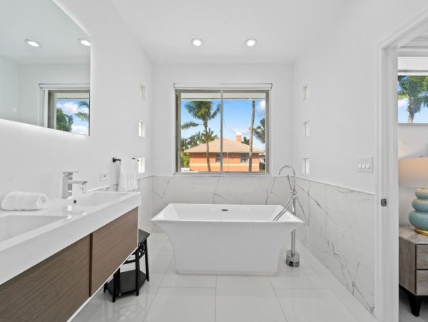 Hollywood Waterfront Vacation Rental - Luxury 5-Bedroom with Pool, Spa & Game Room
