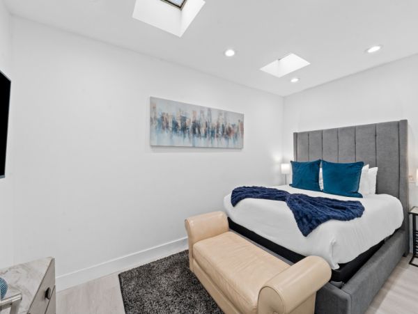 Hollywood Waterfront Vacation Rental - Luxury 5-Bedroom with Pool, Spa & Game Room