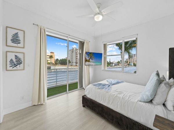 Hollywood Waterfront Vacation Rental - Luxury 5-Bedroom with Pool, Spa & Game Room