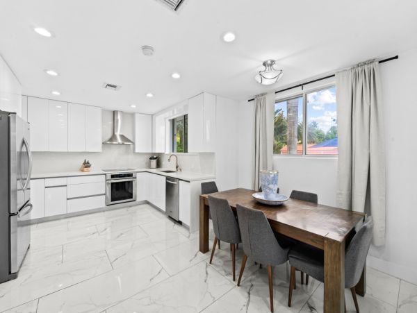 Hollywood Waterfront Vacation Rental - Luxury 5-Bedroom with Pool, Spa & Game Room